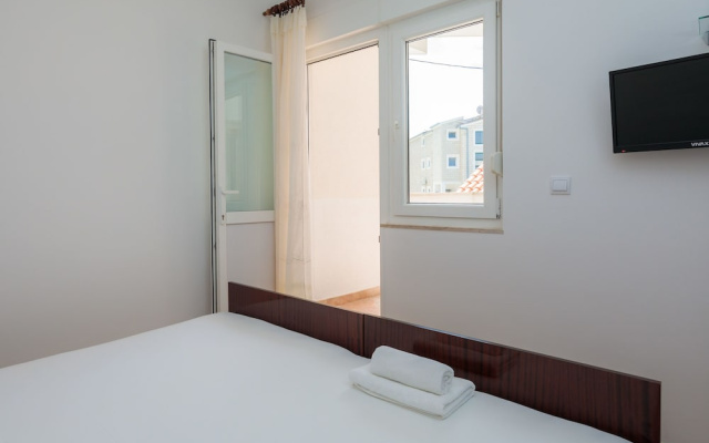 Apartments and Rooms Denis