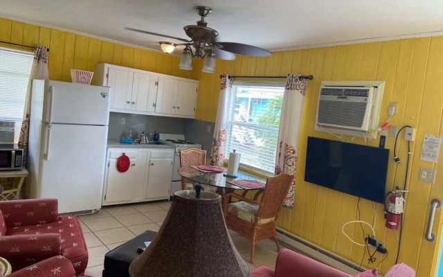 Holiday Court 02 - Flamingo