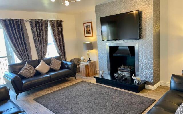 The Green, Portrush - Sleeps 12 - 5 bedrooms