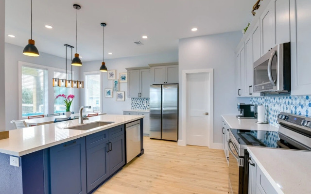 Steps to Beach: Vibrant House in Galveston!