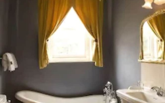 Ravenwood Hall Hotel