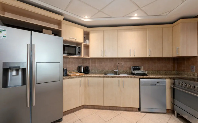 Palm Living 2BR Maid w Pool Beach Access