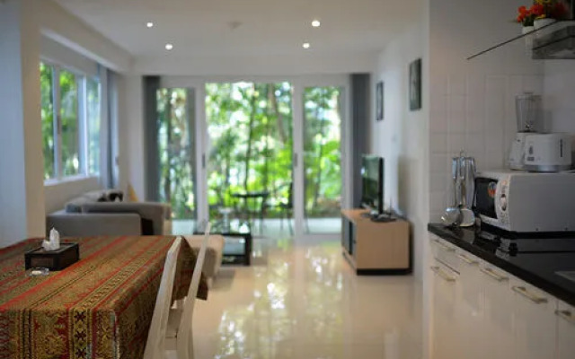 Sunset Plaza Apartment