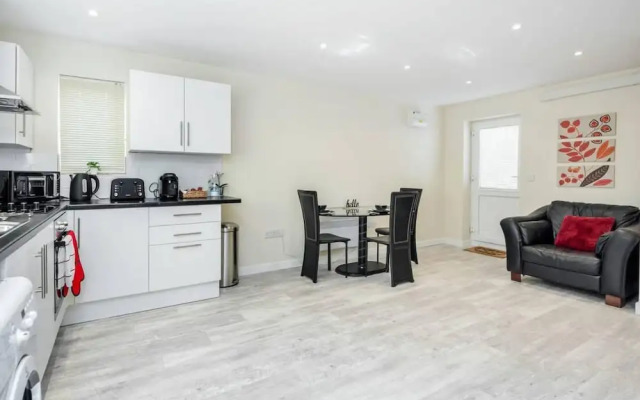 Cosy 2BR Maisonette Near Hospital & Stations