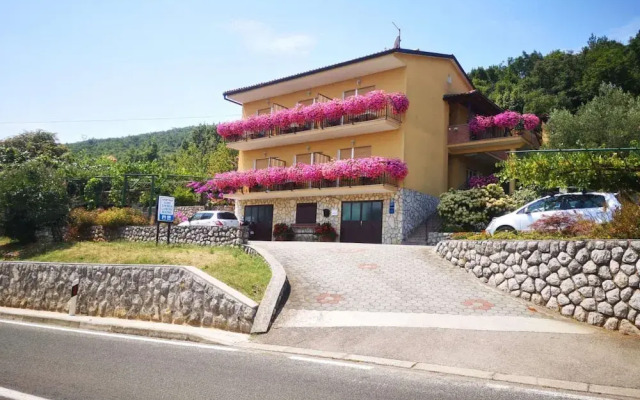 Scenic Retreat Rooms and Family Apartment