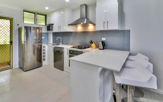 Poinciana Lodges -Ocean Views