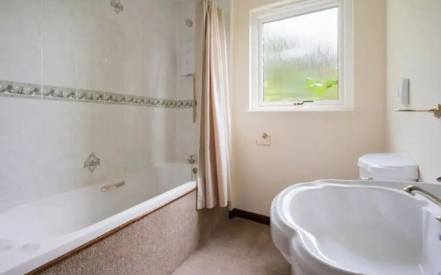 Loch Ness House Hotel
