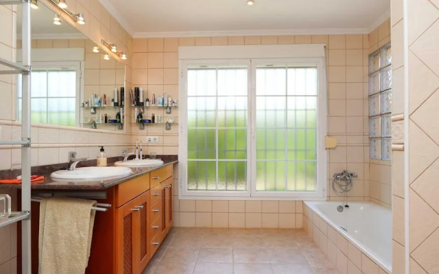 Mozamb in J vea With 4 Bedrooms and 3 Bathrooms