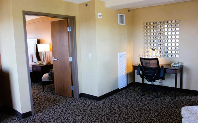 DoubleTree by Hilton Bay City - Riverfront
