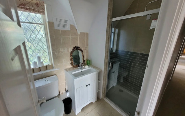 Remarkable 8 Bed Family House Sleeping 16 w/ Pool