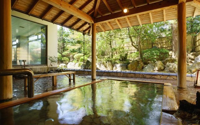 Hotel Hoho "A hotel overlooking the Echigo Plain and the Yahiko mountain range"
