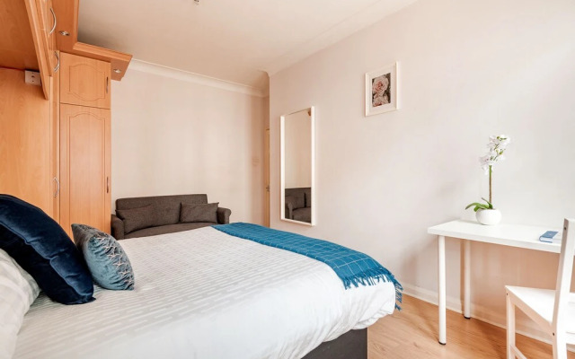 Stylish 2 Beds Apartment at Kensignton