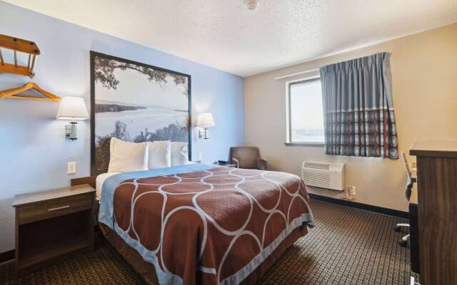 Super 8 by Wyndham Kenosha/Pleasant Prairie