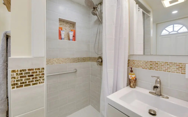 Cozy & Convenient Elmont Retreat w/ Patio!