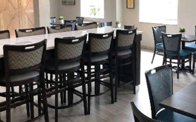 Quality Inn & Suites Roanoke - Fort Worth North
