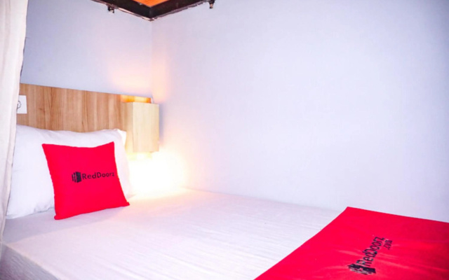 RedDoorz near Lippo Mall 2 – Guest Rooms – Kuta