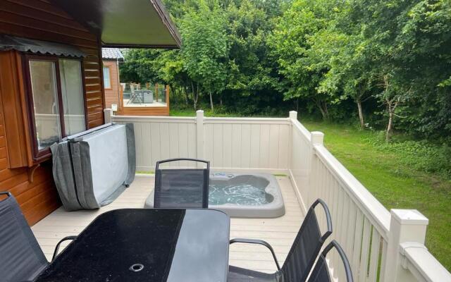 Woodland Lodge With Hot Tub
