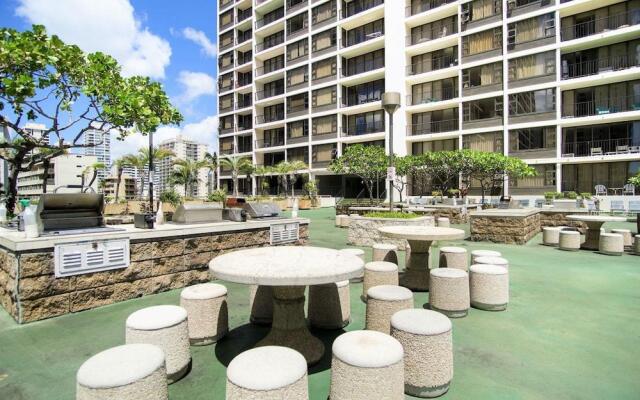 Waikiki Banyan - Pool View Tower 1 Suite 1501