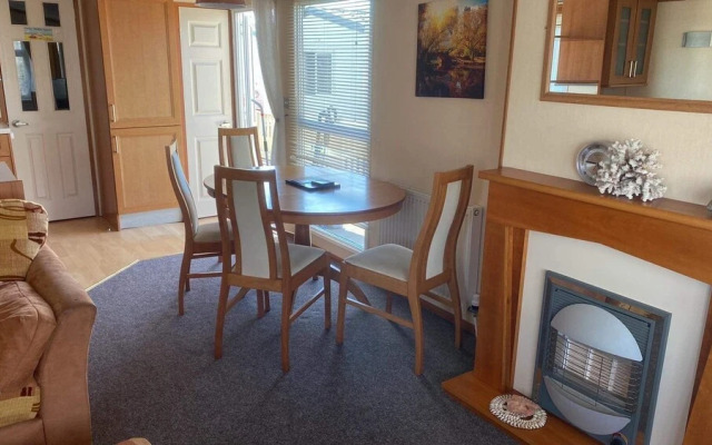 2 Bedroom Caravan at Heacham Beach With Decking