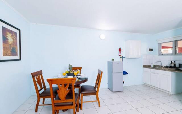 2BR 1BA Ground Level in the Heart of Aruba Pool