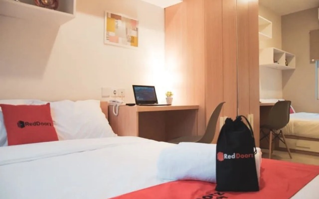 RedDoorz Plus Syariah near Manggarai Station 3