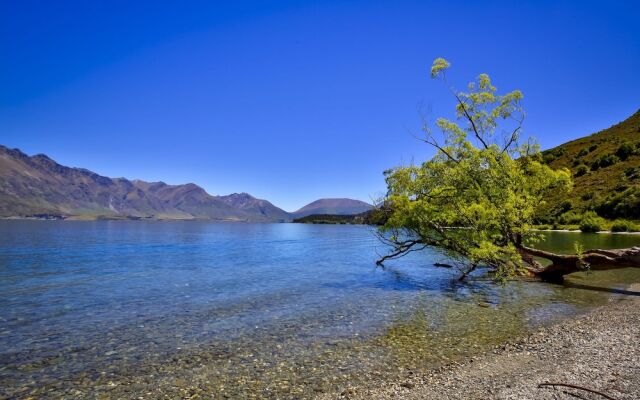 Lakeside Bliss