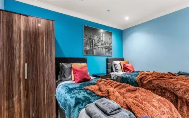 Spacious 2 Bedroom Riverside Home | Welsh Back