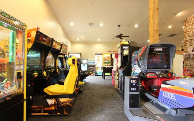 Treetop Haven 2 Bedroom Condo by Redawning