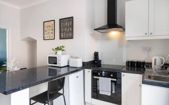Central 2 Bedroom House-parking