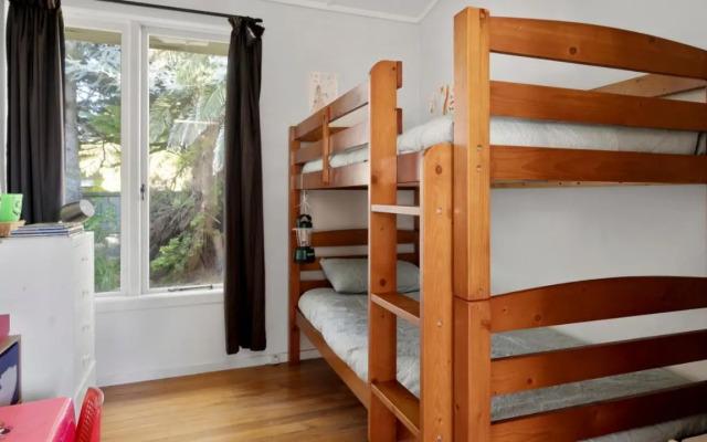 The Little Blue Bach - Waikanae Beach Holiday Home