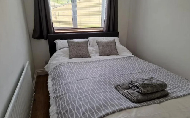 Spacious 6-bed house - 12 mins Gatwick