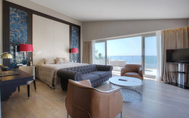 Charisma De Luxe Hotel