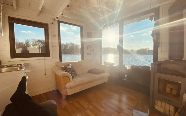 Gemütliches Hausboot mit Kamin in Berlin