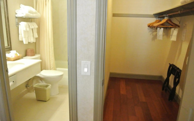 Cow Hollow Inn & Suites