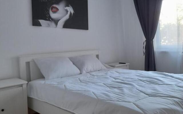 Inchiriez apartament in regim hotelier cu 2 camere