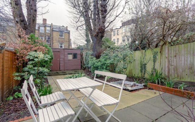 Bright Garden Flat in North London