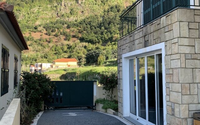 Charming 2-bed House in Ponta Delgada