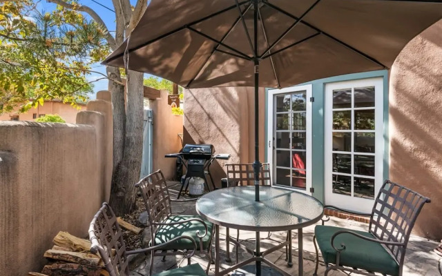 Old Santa Fe Trail - Walk Everywhere, Kiva Fireplace, Amazing Natural Light