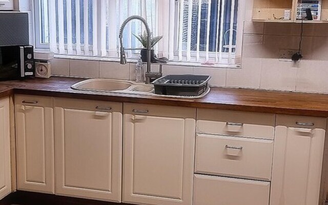 Captivating 3-bed in Wednesbury, Free Parking