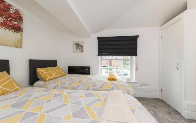 Spacious 1-BDR in central Reading w/ free parking