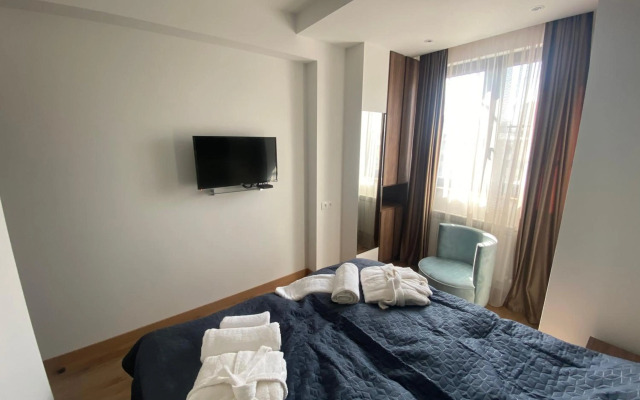 Luxury flat in 100 meters from republic square.