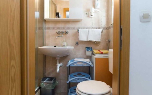 Stunning Apartment in Grebactica With Wifi and 2 Bedrooms