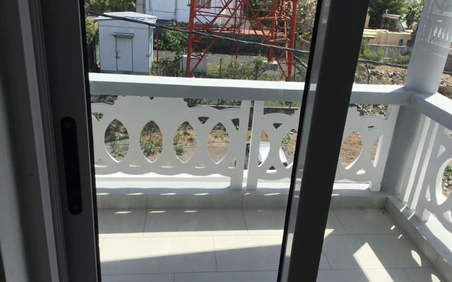 Modern Three Bedroom Apartment West Coast
