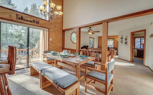 Home 1 Mi to Downhill Ski Resort: Bring Your Pets!