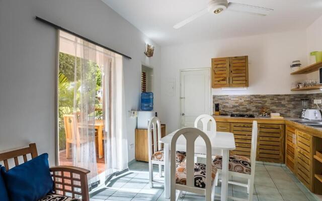 Apartment with pool & garden in beach area