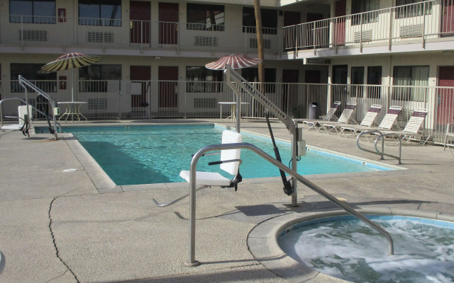 Rodeway Inn & Suites Thousand Palms - Rancho Mirage