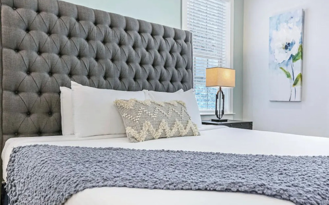 Spacious 4BR Condo with Pool