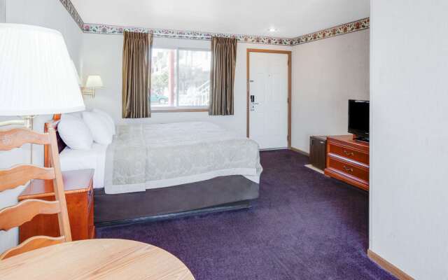 Super 8 by Wyndham Mackinaw City/Beachfront Area