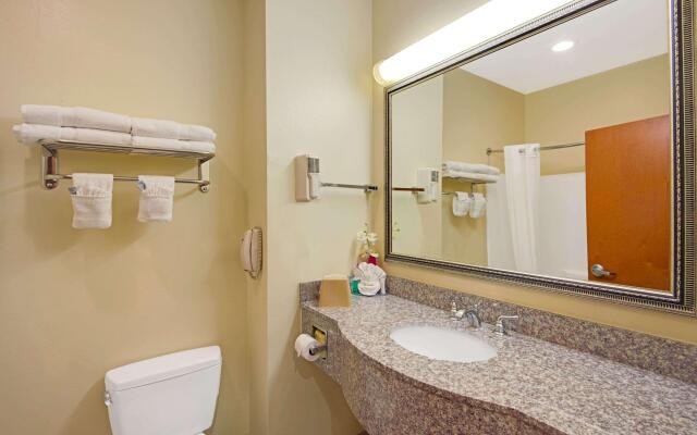 Super 8 By Wyndham Austin/Airport North