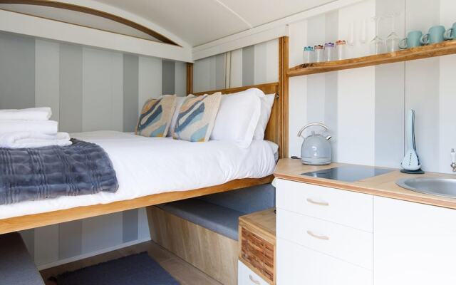 Gorgeous Shepherds Hut - Walk to Beach Pub